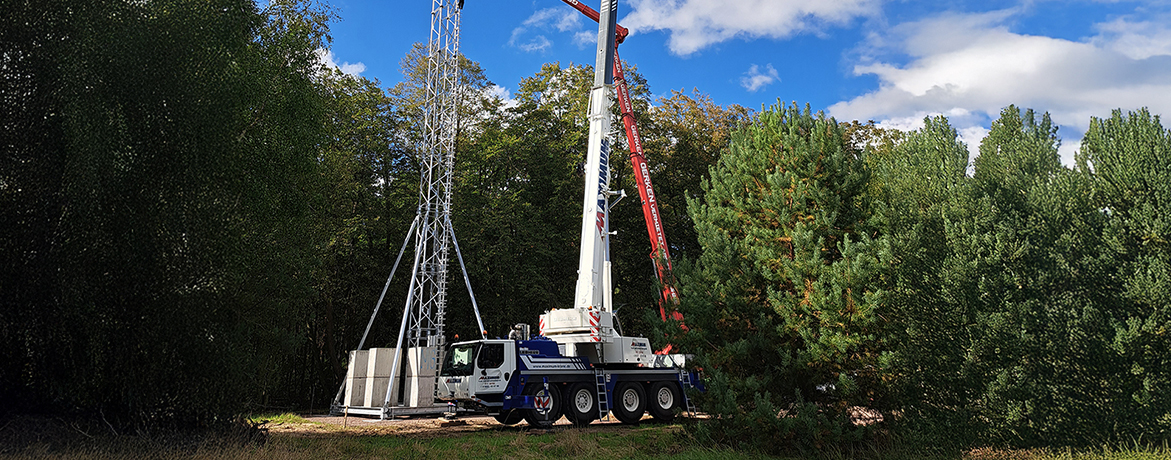 Modularmast im Aufbau mit einem Autokran